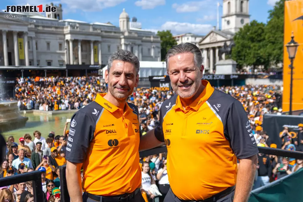 Foto zur News: Andrea Stella und Zak Brown bei der McLaren-Show in London