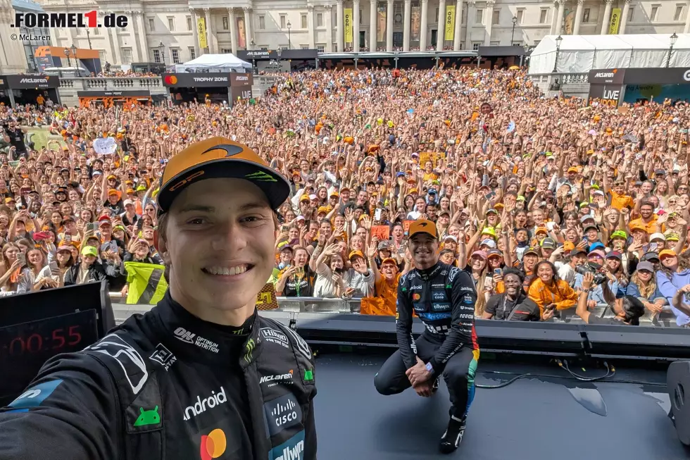 Foto zur News: Oscar Piastri und Lando Norris bei der McLaren-Show in London
