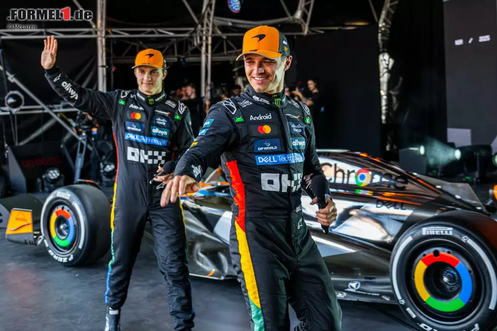 Foto zur News: Oscar Piastri und Lando Norris bei der McLaren-Show in London