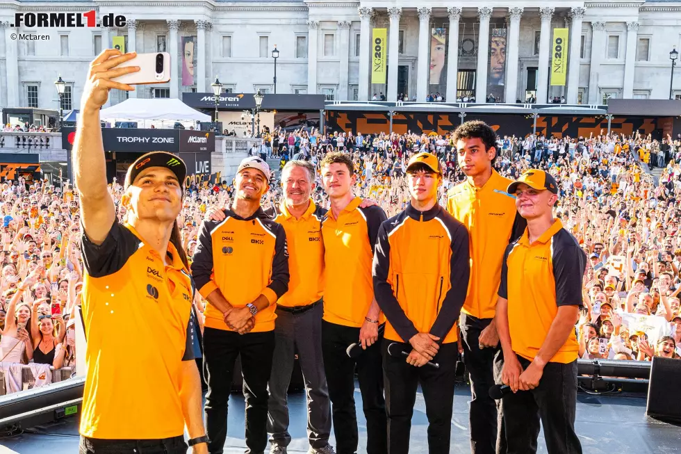 Foto zur News: Die McLaren-Crew bei der Show in London