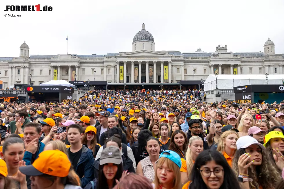 Foto zur News: Fans bei der McLaren-Show in London