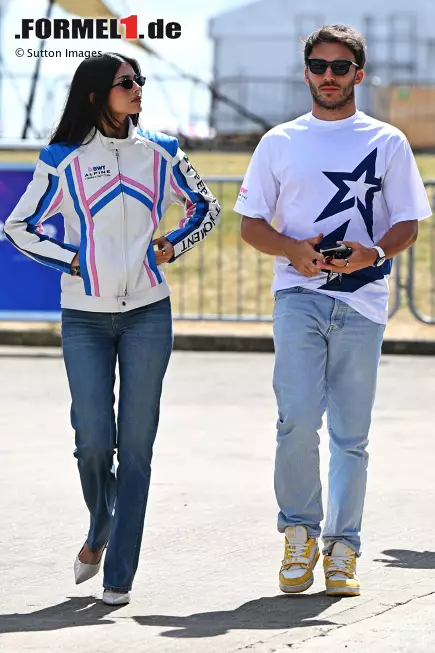 Foto zur News: Pierre Gasly (Alpine) mit Kika Gomes