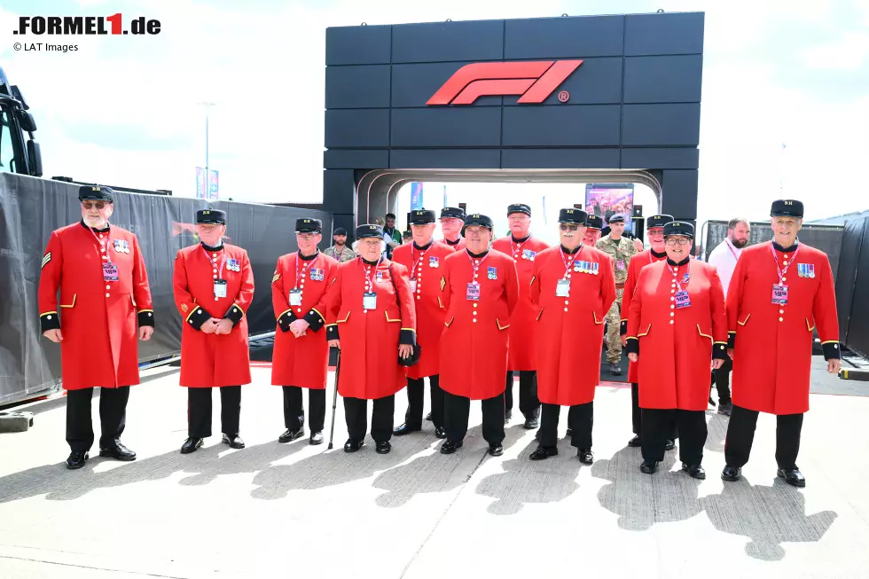 Foto zur News: Die Chelsea Pensioners im Formel-1-Fahrerlager