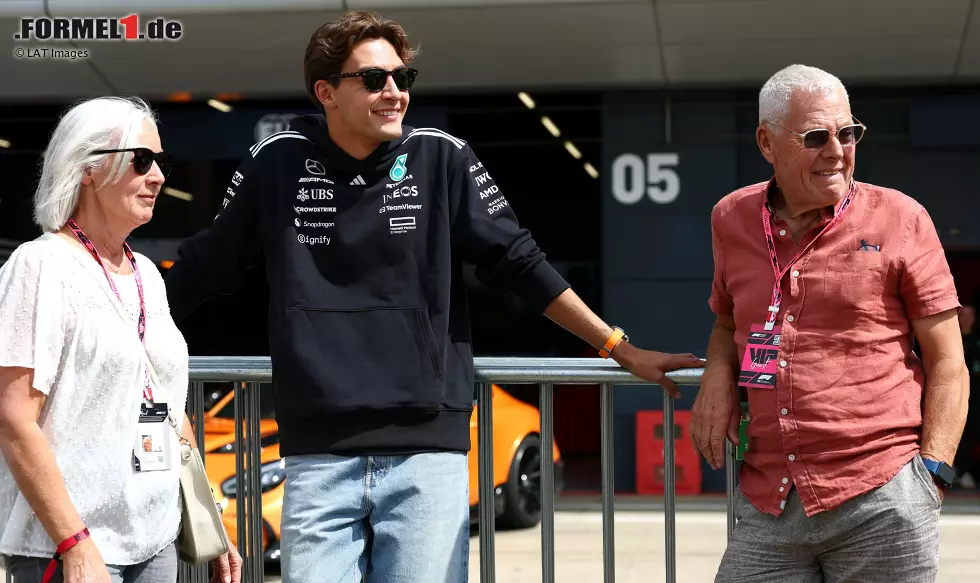 Foto zur News: George Russell (Mercedes) mit seinen Eltern Alison und Steve