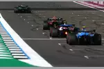 Foto zur News: Lance Stroll (Aston Martin), Yuki Tsunoda (Red Bull), Lewis Hamilton (Ferrari) und Carlos Sainz (Williams)