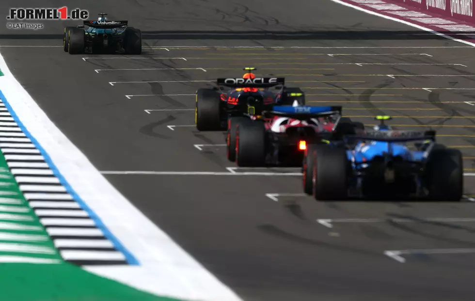 Lance Stroll (Aston Martin), Yuki Tsunoda (Red Bull), Lewis Hamilton (Ferrari) und Carlos Sainz (Williams) Foto zur News: Lance Stroll (Aston Martin), Yuki Tsunoda (Red Bull), Lewis Hamilton (Ferrari) und Carlos Sainz (Williams)