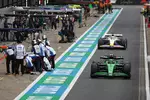 Foto zur News: Gabriel Bortoleto (Sauber) und Isack Hadjar (Racing Bulls)