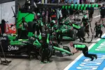 Foto zur News: Gabriel Bortoleto (Sauber) und Nico Hülkenberg (Sauber)