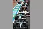 Foto zur News: George Russell (Mercedes), Fernando Alonso (Aston Martin) und Isack Hadjar (Racing Bulls)