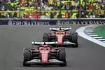 Foto zur News: Charles Leclerc (Ferrari) und Lewis Hamilton (Ferrari)