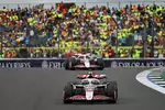 Foto zur News: Oliver Bearman (Haas) und Esteban Ocon (Haas)