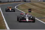 Foto zur News: Oliver Bearman (Haas) und Lando Norris (McLaren)