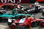 Foto zur News: Lewis Hamilton (Ferrari) und Fernando Alonso (Aston Martin)