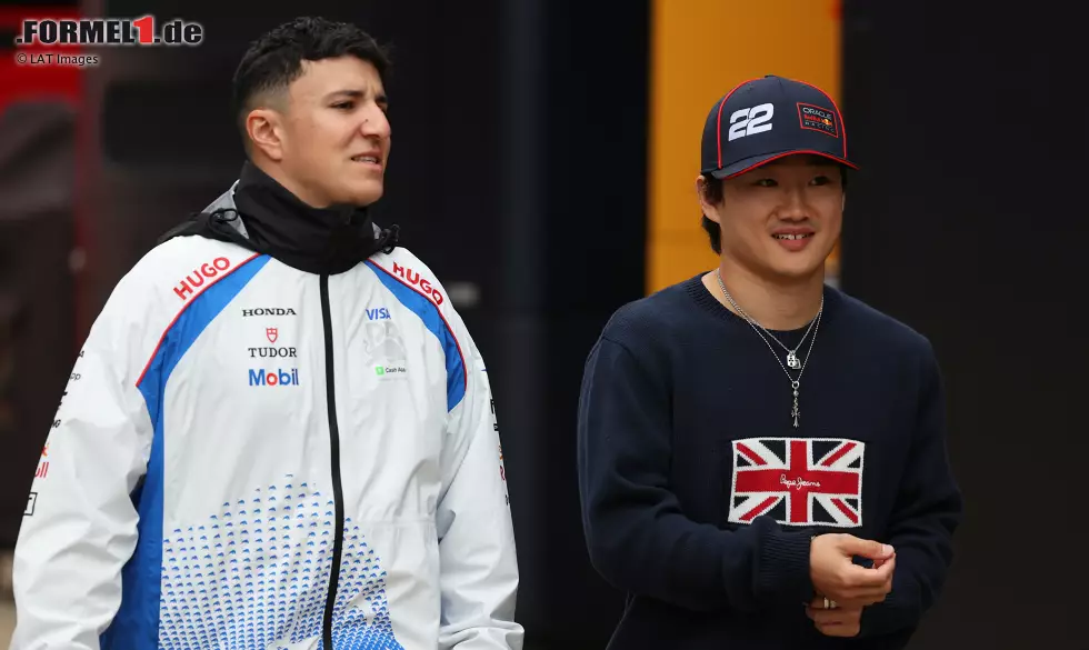 Foto zur News: Isack Hadjar (Racing Bulls) und Yuki Tsunoda (Red Bull)