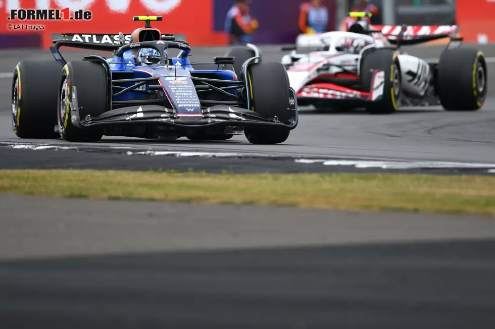 Foto zur News: Carlos Sainz (Williams) und Oliver Bearman (Haas)