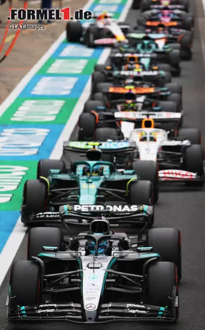 Foto zur News: George Russell (Mercedes), Fernando Alonso (Aston Martin) und Isack Hadjar (Racing Bulls)