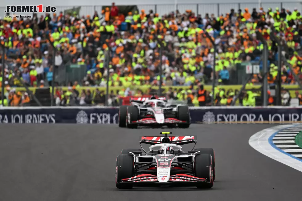 Foto zur News: Oliver Bearman (Haas) und Esteban Ocon (Haas)