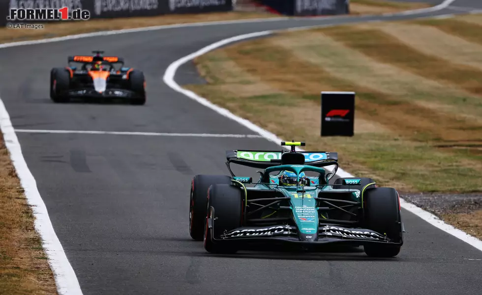 Foto zur News: Fernando Alonso (Aston Martin) und Oscar Piastri (McLaren)