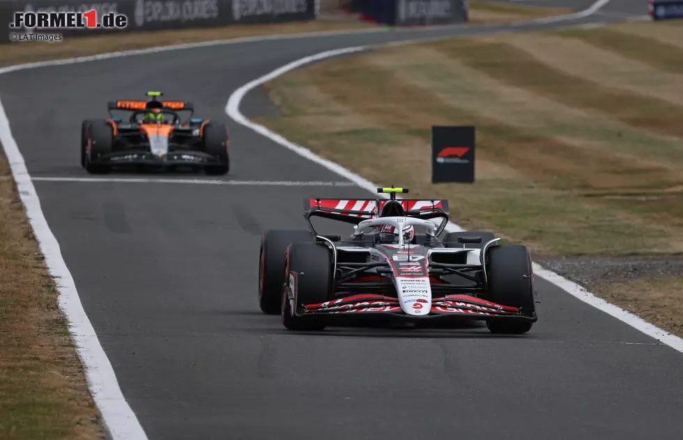 Foto zur News: Oliver Bearman (Haas) und Lando Norris (McLaren)