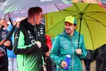 Foto zur News: Fernando Alonso (Aston Martin) und Nico Hülkenberg (Sauber)
