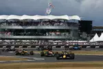 Foto zur News: Max Verstappen (Red Bull) und Oscar Piastri (McLaren)
