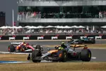 Foto zur News: Lando Norris (McLaren) und Lewis Hamilton (Ferrari)