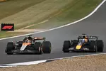Foto zur News: Oscar Piastri (McLaren) und Max Verstappen (Red Bull)