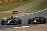 Foto zur News: Oscar Piastri (McLaren) und Max Verstappen (Red Bull)