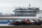 Foto zur News: Esteban Ocon (Haas) und Lewis Hamilton (Ferrari)