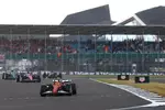 Foto zur News: Lewis Hamilton (Ferrari) und Pierre Gasly (Alpine)