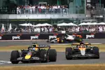 Foto zur News: Max Verstappen (Red Bull) und Oscar Piastri (McLaren)