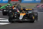 Foto zur News: Oscar Piastri (McLaren) und Max Verstappen (Red Bull)
