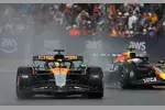 Foto zur News: Oscar Piastri (McLaren) und Max Verstappen (Red Bull)