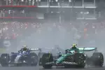 Foto zur News: Fernando Alonso (Aston Martin) und Carlos Sainz (Williams)