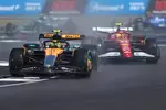 Foto zur News: Lando Norris (McLaren) und Lewis Hamilton (Ferrari)