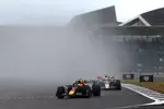 Foto zur News: Yuki Tsunoda (Red Bull) und Oliver Bearman (Haas)