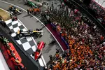 Foto zur News: Lando Norris (McLaren), Oscar Piastri (McLaren) und Nico Hülkenberg (Sauber)