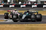 Foto zur News: George Russell (Mercedes) und Oliver Bearman (Haas)