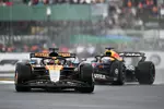 Foto zur News: Oscar Piastri (McLaren) und Max Verstappen (Red Bull)