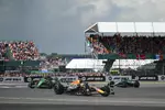 Foto zur News: Yuki Tsunoda (Red Bull) und Nico Hülkenberg (Sauber)