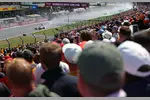 Foto zur News: Lewis Hamilton (Ferrari) und Pierre Gasly (Alpine)