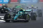 Foto zur News: Fernando Alonso (Aston Martin) und Carlos Sainz (Williams)