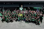 Foto zur News: Gabriel Bortoleto (Sauber), Nico Hülkenberg (Sauber) und Mattia Binotto