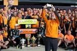 Foto zur News: Zak Brown, Lando Norris (McLaren) und Oscar Piastri (McLaren)