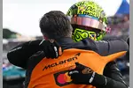 Foto zur News: Lando Norris (McLaren) und Zak Brown