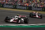 Foto zur News: Oliver Bearman (Haas) und Esteban Ocon (Haas)