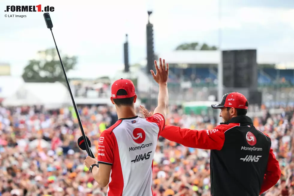 Foto zur News: Esteban Ocon (Haas) und Oliver Bearman (Haas)