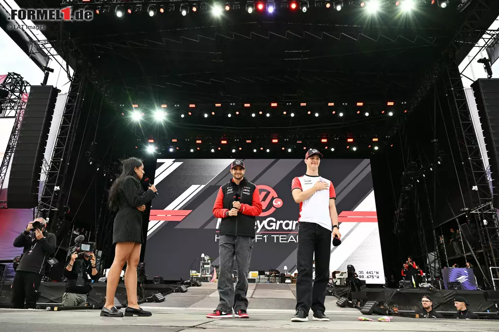Foto zur News: Esteban Ocon (Haas) und Oliver Bearman (Haas)