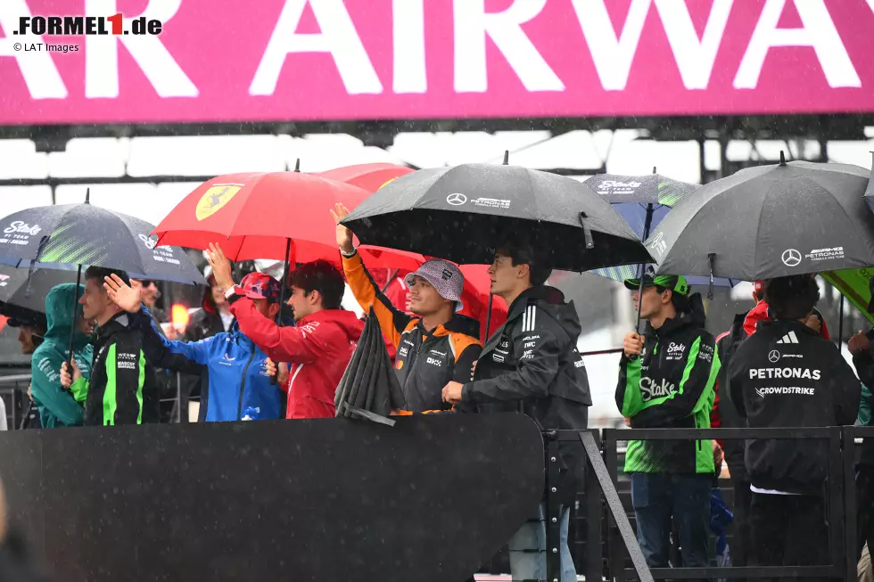 Foto zur News: Lando Norris (McLaren) und George Russell (Mercedes)