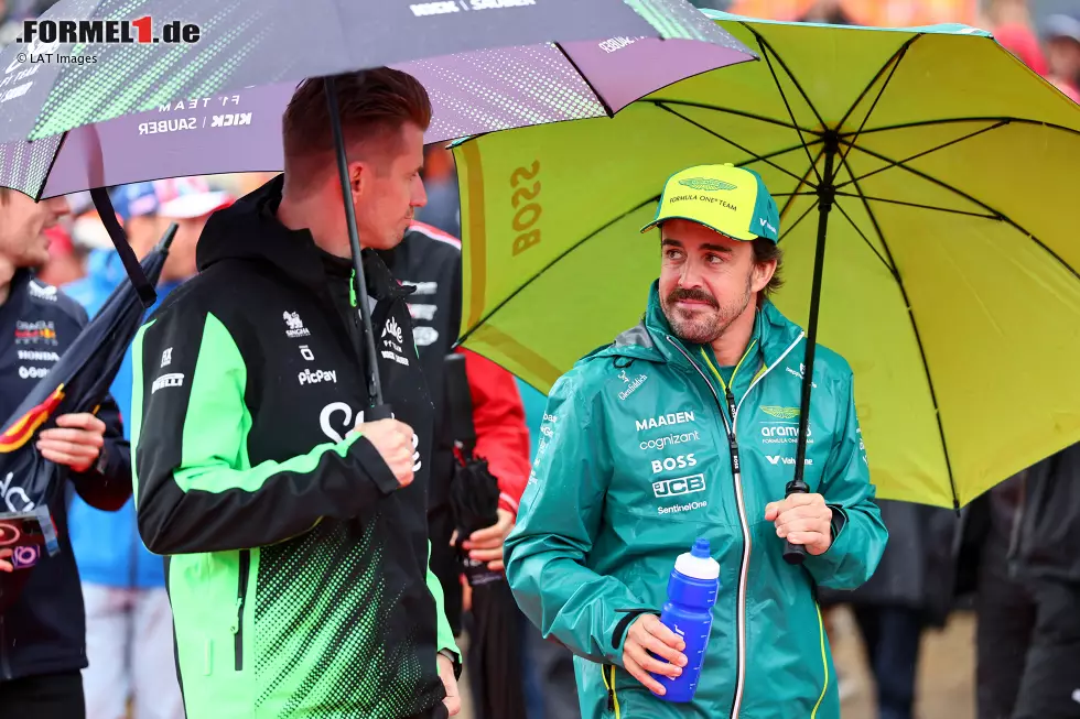 Foto zur News: Fernando Alonso (Aston Martin) und Nico Hülkenberg (Sauber)